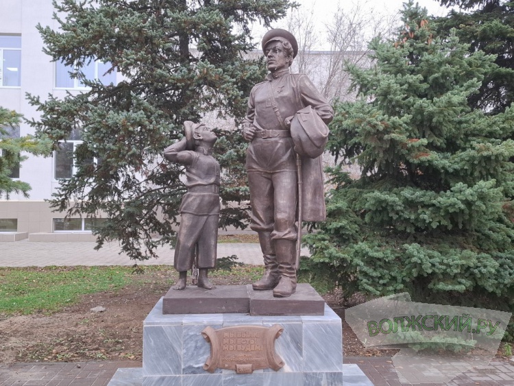 Известный волжский скульптор судится с казаками за оплату памятника «Встреча»