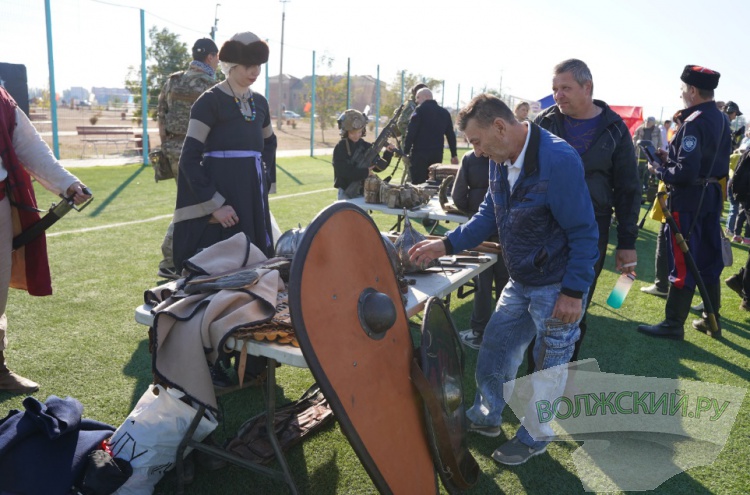 Казачий быт, выставка оружия и концерт: в Волжском в 10-й раз прошёл Константиновский фестиваль