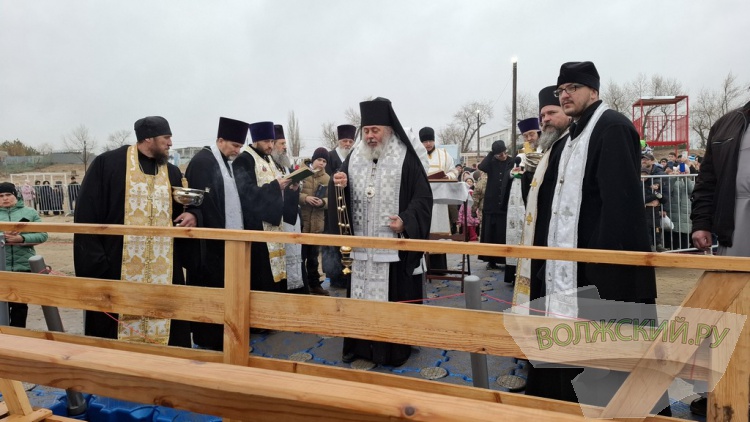 Купель в песке и никаких происшествий: волжан омыл крещенский дождь