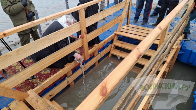 Купель в песке и никаких происшествий: волжан омыл крещенский дождь