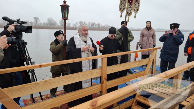 Купель в песке и никаких происшествий: волжан омыл крещенский дождь