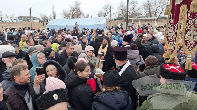 Купель в песке и никаких происшествий: волжан омыл крещенский дождь