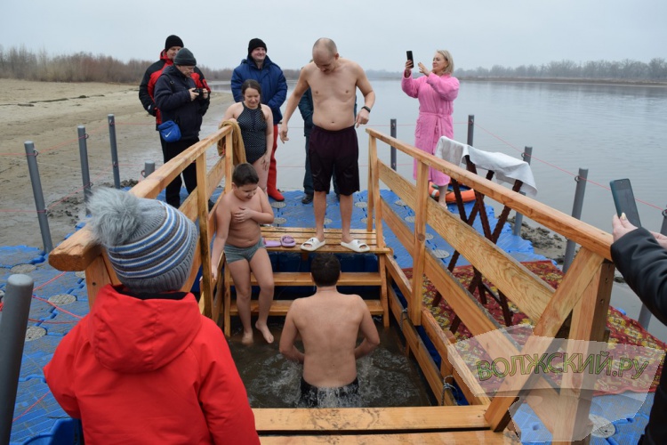 Купель в песке и никаких происшествий: волжан омыл крещенский дождь
