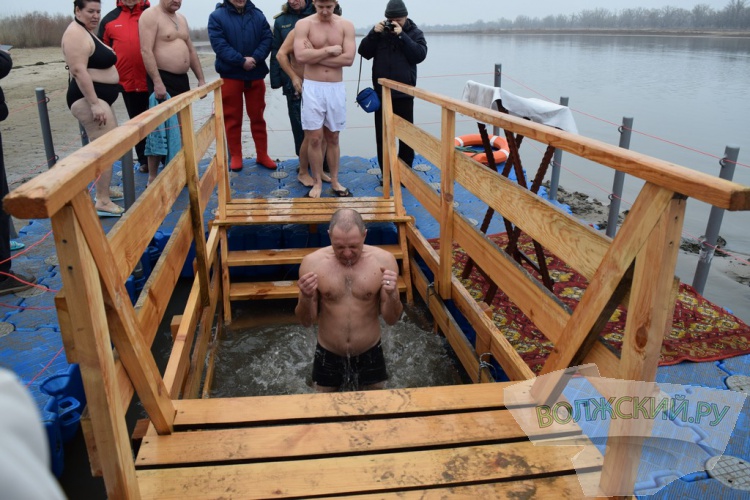 Купель в песке и никаких происшествий: волжан омыл крещенский дождь