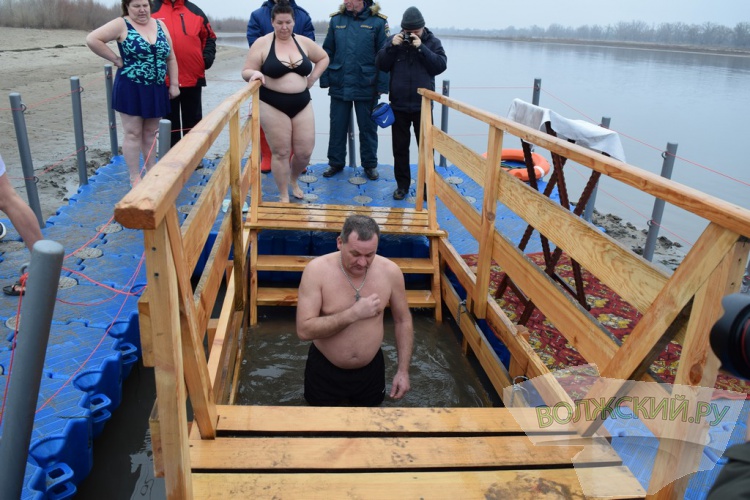 Купель в песке и никаких происшествий: волжан омыл крещенский дождь