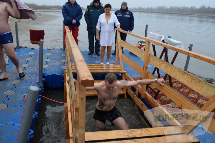 Купель в песке и никаких происшествий: волжан омыл крещенский дождь