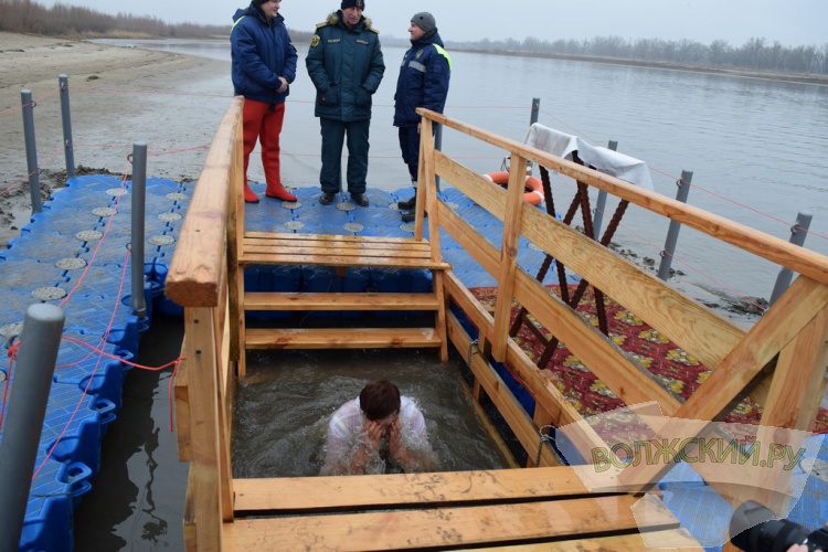 Купель в песке и никаких происшествий: волжан омыл крещенский дождь