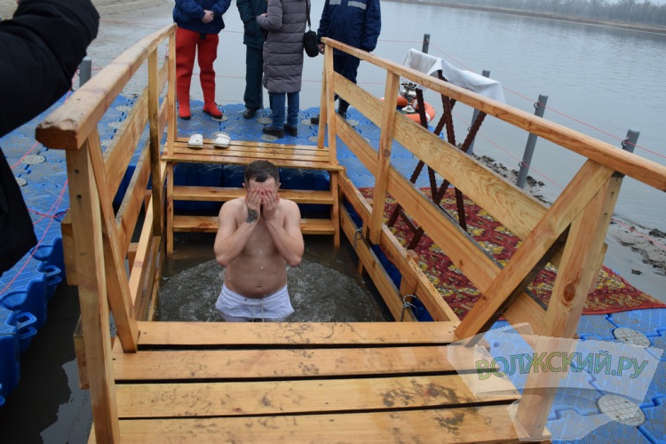 Купель в песке и никаких происшествий: волжан омыл крещенский дождь
