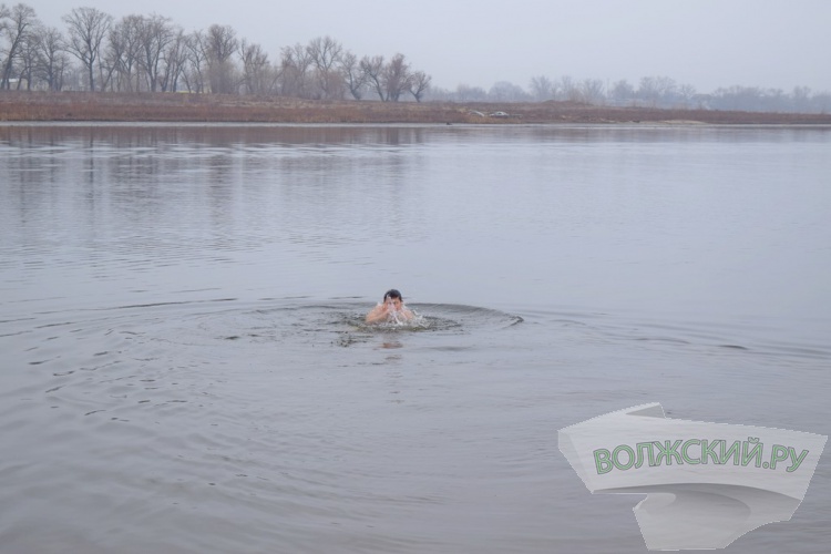 Купель в песке и никаких происшествий: волжан омыл крещенский дождь