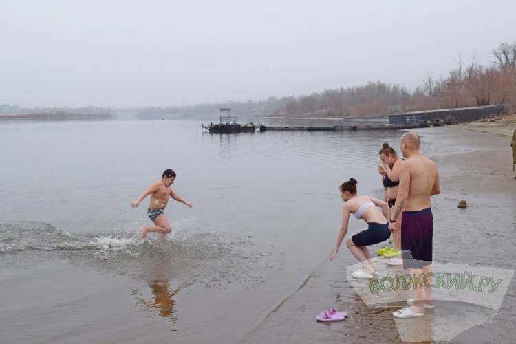 Купель в песке и никаких происшествий: волжан омыл крещенский дождь