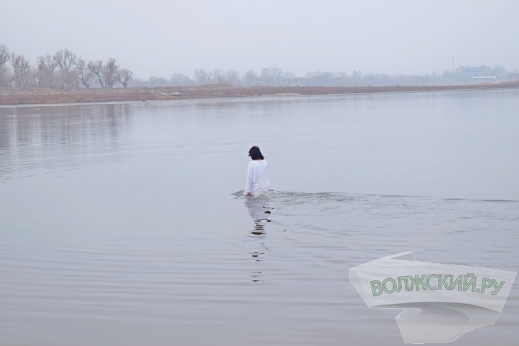 Купель в песке и никаких происшествий: волжан омыл крещенский дождь