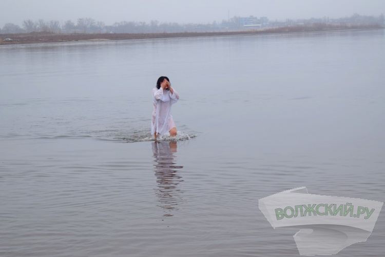 Купель в песке и никаких происшествий: волжан омыл крещенский дождь