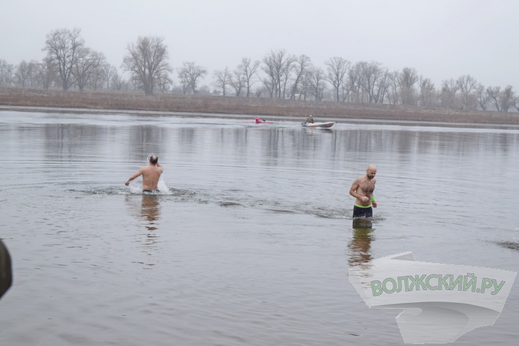 Купель в песке и никаких происшествий: волжан омыл крещенский дождь