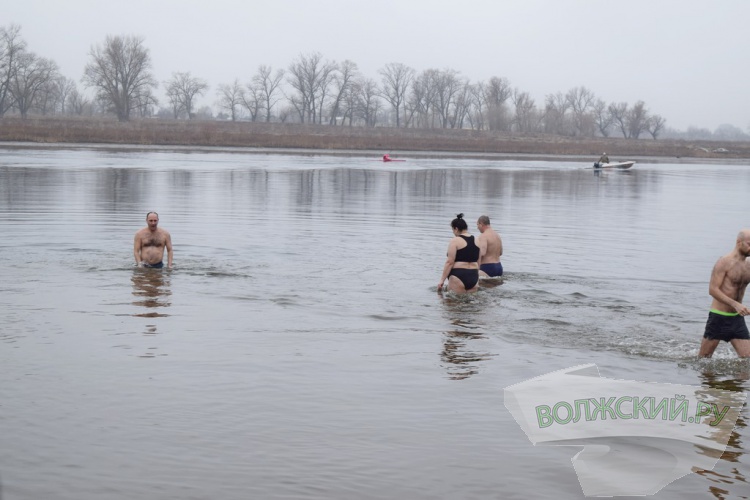 Купель в песке и никаких происшествий: волжан омыл крещенский дождь