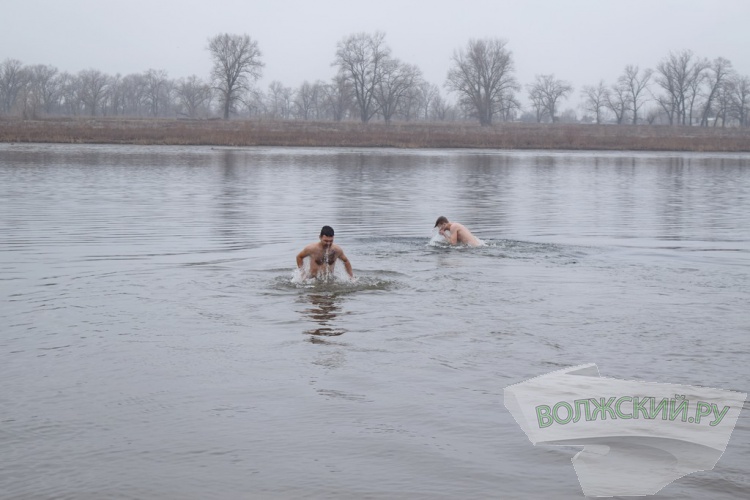 Купель в песке и никаких происшествий: волжан омыл крещенский дождь