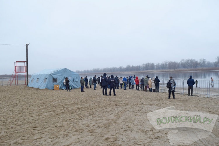 Купель в песке и никаких происшествий: волжан омыл крещенский дождь