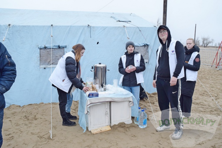 Купель в песке и никаких происшествий: волжан омыл крещенский дождь