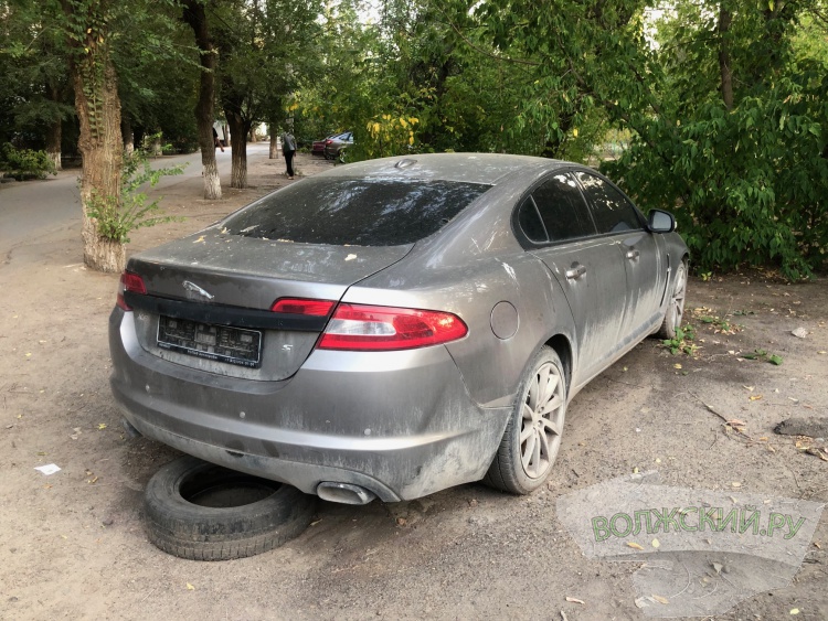 Можно отказаться от собственности: в Волжском обнаружили брошенным люксовый седан