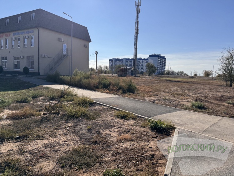 Недоступная спортплощадка и разрушенные бордюры: пустырь в парке «Волжский» преобразился за счет ФКГС