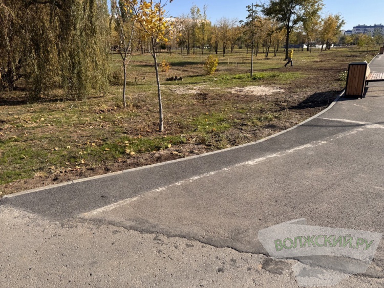 Недоступная спортплощадка и разрушенные бордюры: пустырь в парке «Волжский» преобразился за счет ФКГС