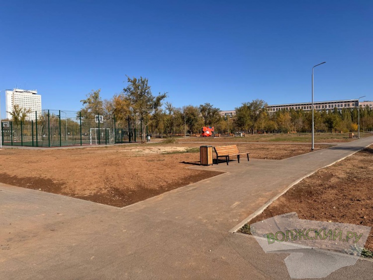 Недоступная спортплощадка и разрушенные бордюры: пустырь в парке «Волжский» преобразился за счет ФКГС