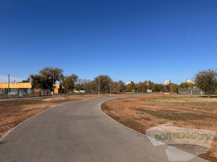 Недоступная спортплощадка и разрушенные бордюры: пустырь в парке «Волжский» преобразился за счет ФКГС
