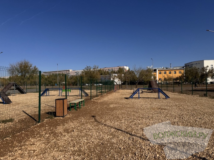 Недоступная спортплощадка и разрушенные бордюры: пустырь в парке «Волжский» преобразился за счет ФКГС