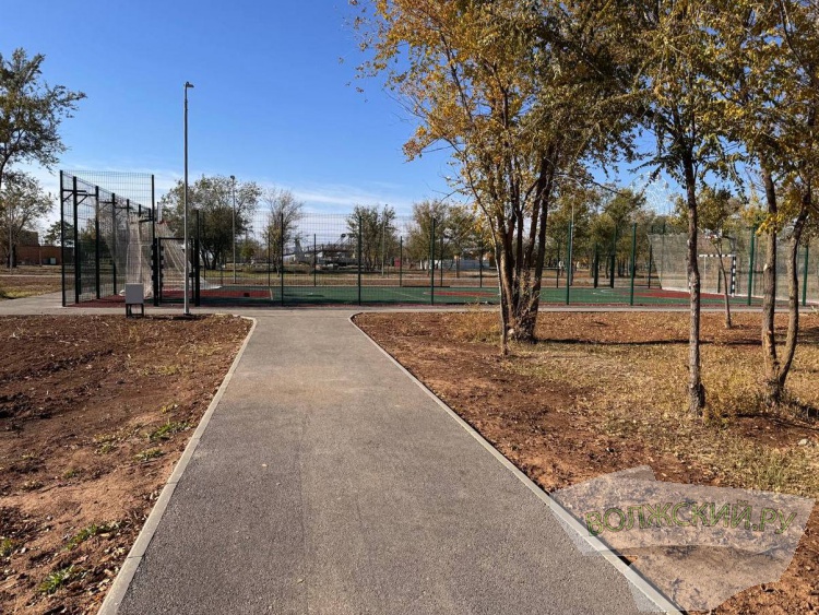 Недоступная спортплощадка и разрушенные бордюры: пустырь в парке «Волжский» преобразился за счет ФКГС