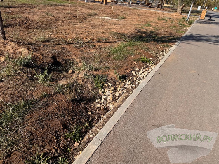 Недоступная спортплощадка и разрушенные бордюры: пустырь в парке «Волжский» преобразился за счет ФКГС