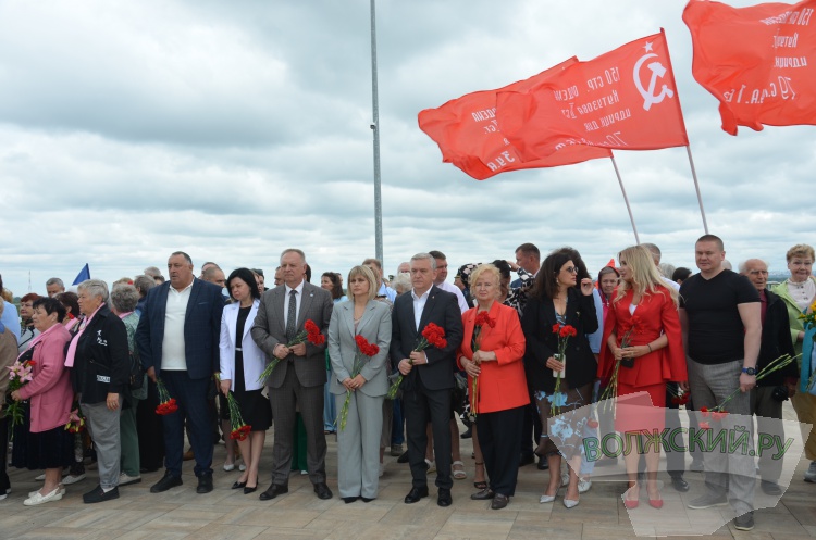 «Низкий поклон всем»: в Волжском почтили память героев и жертв Великой Отечественной войны