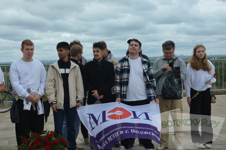 «Низкий поклон всем»: в Волжском почтили память героев и жертв Великой Отечественной войны