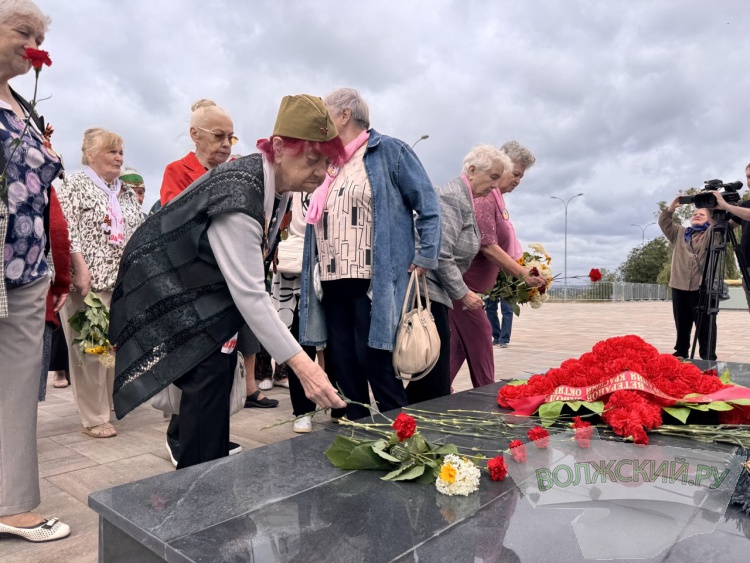 «Низкий поклон всем»: в Волжском почтили память героев и жертв Великой Отечественной войны
