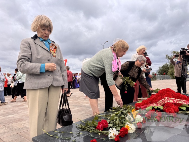 «Низкий поклон всем»: в Волжском почтили память героев и жертв Великой Отечественной войны