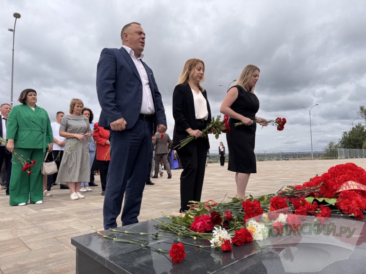 «Низкий поклон всем»: в Волжском почтили память героев и жертв Великой Отечественной войны