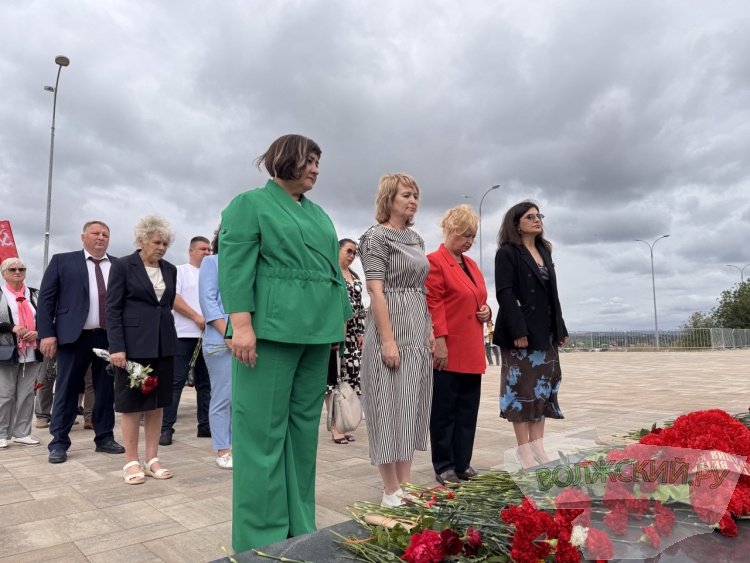 «Низкий поклон всем»: в Волжском почтили память героев и жертв Великой Отечественной войны