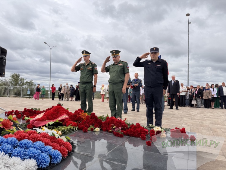 «Низкий поклон всем»: в Волжском почтили память героев и жертв Великой Отечественной войны