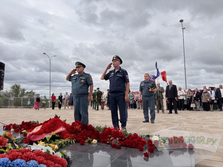 «Низкий поклон всем»: в Волжском почтили память героев и жертв Великой Отечественной войны