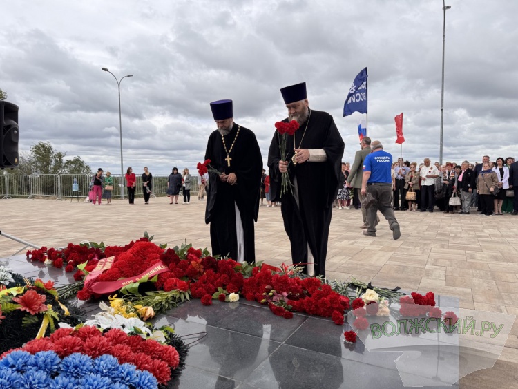«Низкий поклон всем»: в Волжском почтили память героев и жертв Великой Отечественной войны