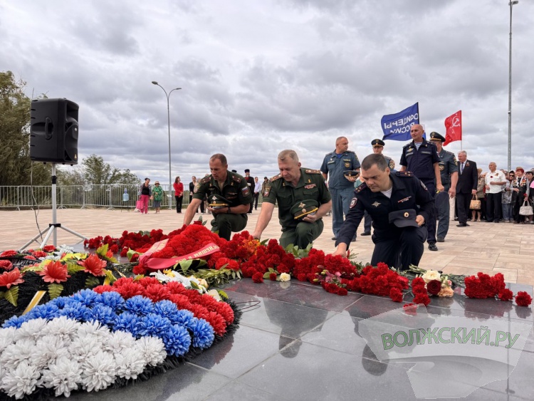 «Низкий поклон всем»: в Волжском почтили память героев и жертв Великой Отечественной войны