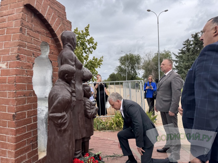 «Низкий поклон всем»: в Волжском почтили память героев и жертв Великой Отечественной войны