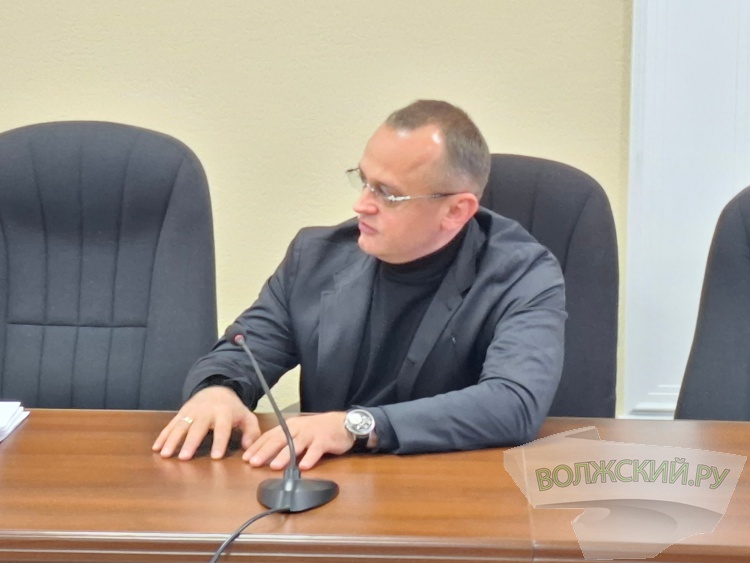 «Последнее издыхание» автоколонны, трамваи, собаки: в Волжском рассмотрели бюджет на городское хозяйство