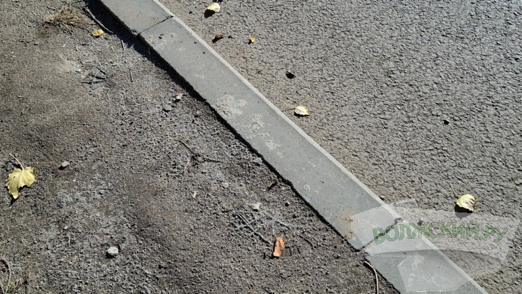 Прячущиеся знаки, разбитые дорожки и старые бордюры: в Волжском завершили ремонт улицы им. генерала Карбышева