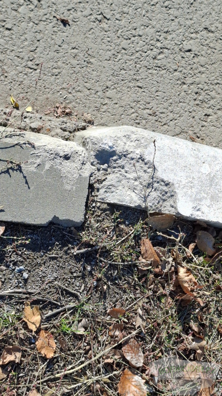 Прячущиеся знаки, разбитые дорожки и старые бордюры: в Волжском завершили ремонт улицы им. генерала Карбышева