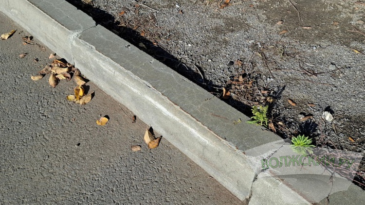 Прячущиеся знаки, разбитые дорожки и старые бордюры: в Волжском завершили ремонт улицы им. генерала Карбышева