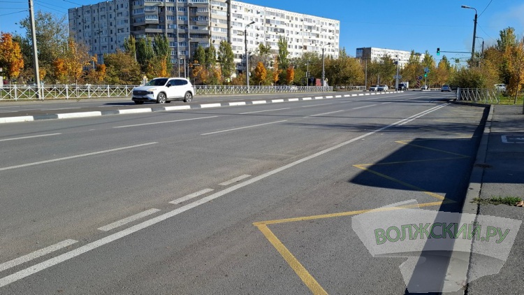 Прячущиеся знаки, разбитые дорожки и старые бордюры: в Волжском завершили ремонт улицы им. генерала Карбышева