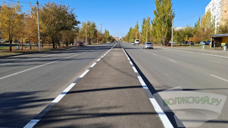 Прячущиеся знаки, разбитые дорожки и старые бордюры: в Волжском завершили ремонт улицы им. генерала Карбышева