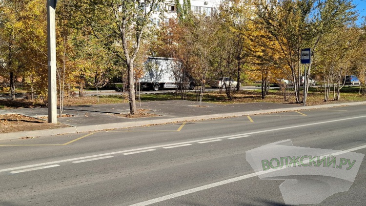 Прячущиеся знаки, разбитые дорожки и старые бордюры: в Волжском завершили ремонт улицы им. генерала Карбышева