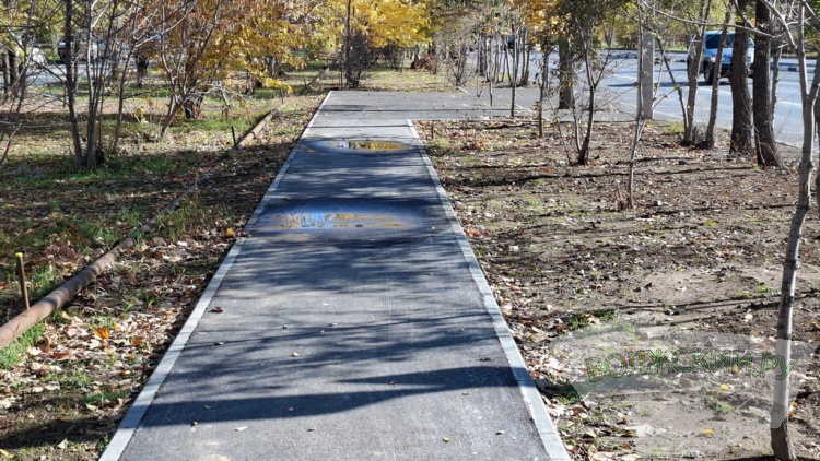 Прячущиеся знаки, разбитые дорожки и старые бордюры: в Волжском завершили ремонт улицы им. генерала Карбышева