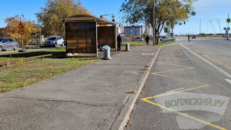 Прячущиеся знаки, разбитые дорожки и старые бордюры: в Волжском завершили ремонт улицы им. генерала Карбышева