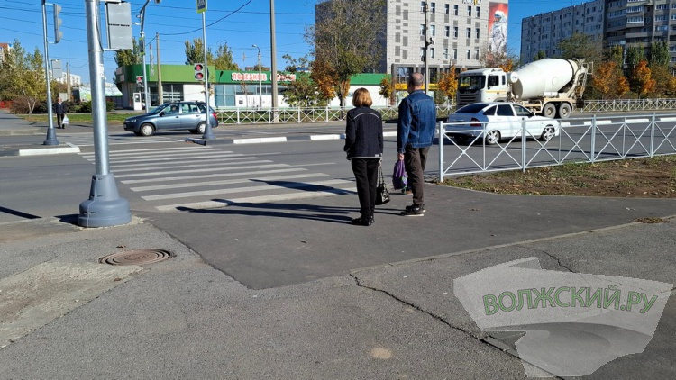 Прячущиеся знаки, разбитые дорожки и старые бордюры: в Волжском завершили ремонт улицы им. генерала Карбышева